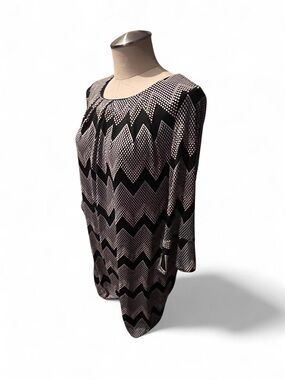 Long-Sleeve Chevron Print Dress in Black and White
